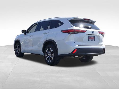 Wind Chill Pearl 2023 Toyota Highlander Hybrid XLE