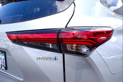 Celestial Silver Metallic 2023 Toyota Highlander Hybrid Limited