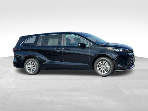 2025 Toyota Sienna LE