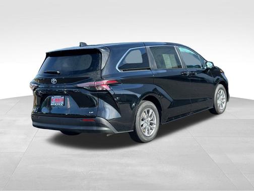 2025 Toyota Sienna LE