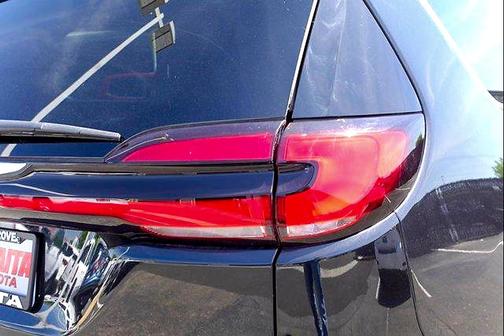 Brilliant Black Crystal Pearlcoat 2023 Chrysler Pacifica Touring L