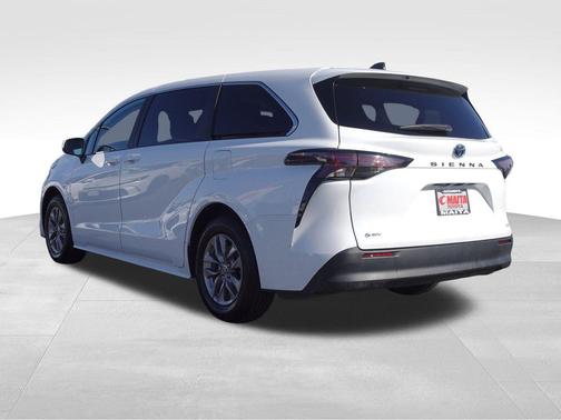 2025 Toyota Sienna LE