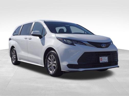 2025 Toyota Sienna LE