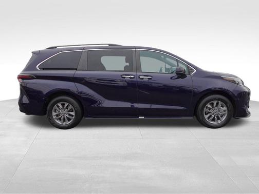 2024 Toyota Sienna XLE