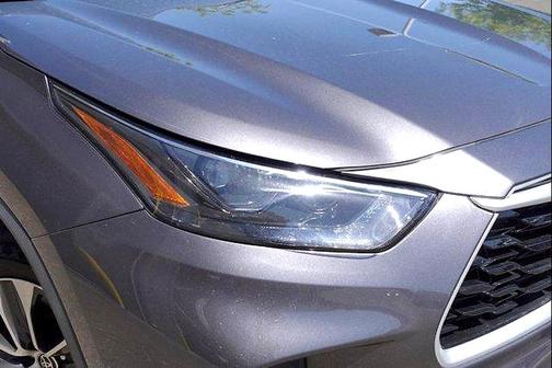 Magnetic Gray Metallic 2022 Toyota Highlander Hybrid XLE