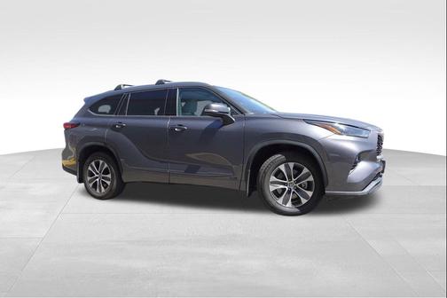 Magnetic Gray Metallic 2022 Toyota Highlander Hybrid XLE