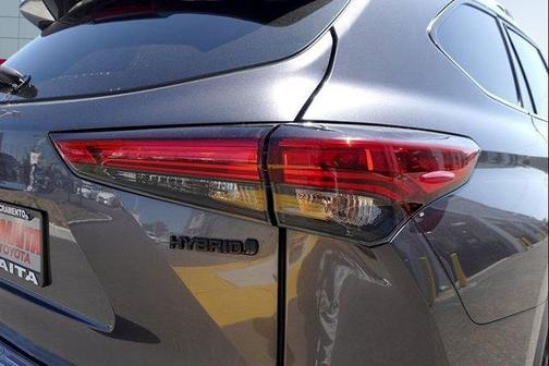Magnetic Gray Metallic 2022 Toyota Highlander Hybrid XLE