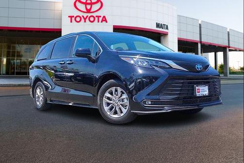 Midnight Black Metallic 2025 Toyota Sienna XLE