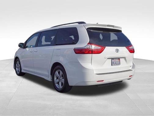 2019 Toyota Sienna LE