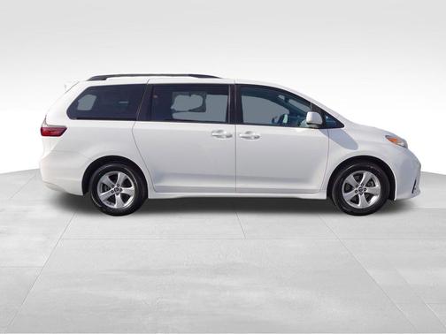 2019 Toyota Sienna LE