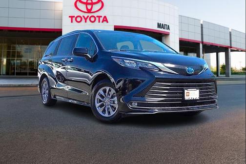 Midnight Black Metallic 2025 Toyota Sienna XLE
