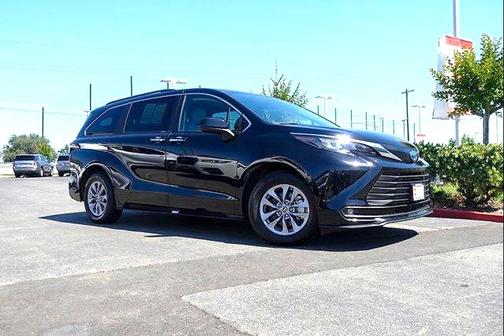 Midnight Black Metallic 2025 Toyota Sienna XLE