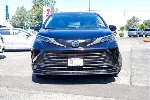 Midnight Black Metallic 2025 Toyota Sienna XLE