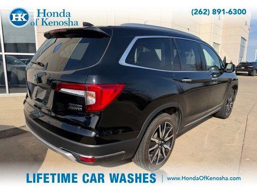 Crystal Black Pearl 2022 Honda Pilot Touring 7-Passenger