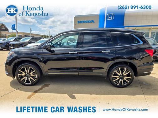 Crystal Black Pearl 2022 Honda Pilot Touring 7-Passenger
