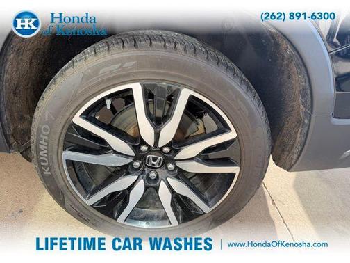 Crystal Black Pearl 2022 Honda Pilot Touring 7-Passenger