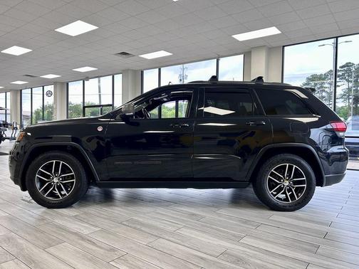 Diamond Black Crystal Pearlcoat 2017 Jeep Grand Cherokee Trailhawk