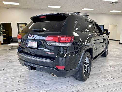 Diamond Black Crystal Pearlcoat 2017 Jeep Grand Cherokee Trailhawk
