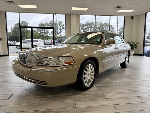 BROWN 2006 Lincoln Town Car Signature