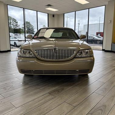 BROWN 2006 Lincoln Town Car Signature