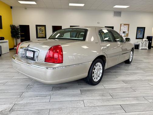 BROWN 2006 Lincoln Town Car Signature