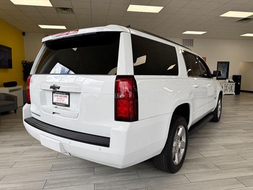 WHITE 2017 Chevrolet Suburban LT
