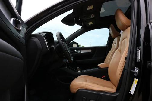 Black 2019 Volvo XC40 T5 Momentum