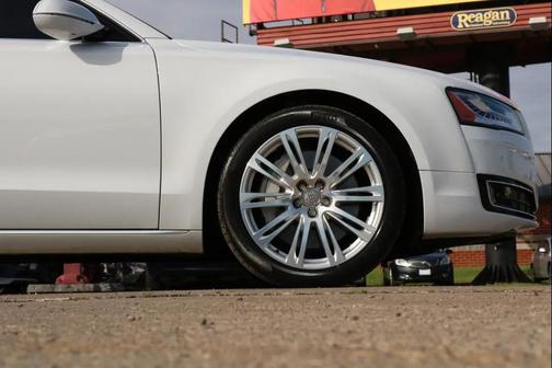 Glacier White Metalica 2016 Audi A8 L 3.0T