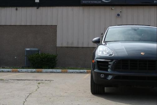 Gray 2018 Porsche Macan Macan