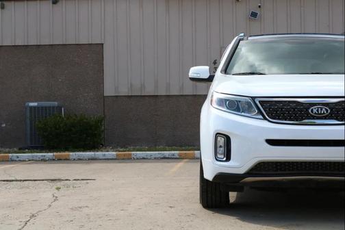 White 2014 Kia Sorento SX