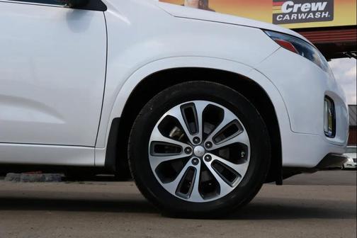 White 2014 Kia Sorento SX