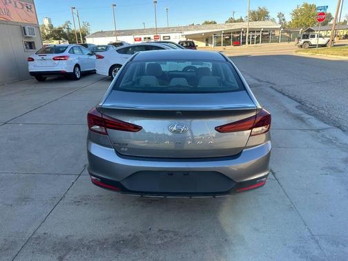 2019 Hyundai ELANTRA SE