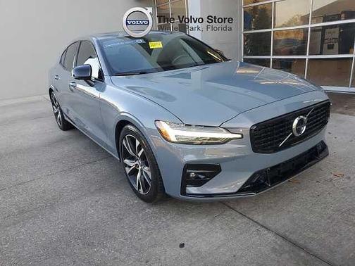 2022 Volvo S60 R-Design