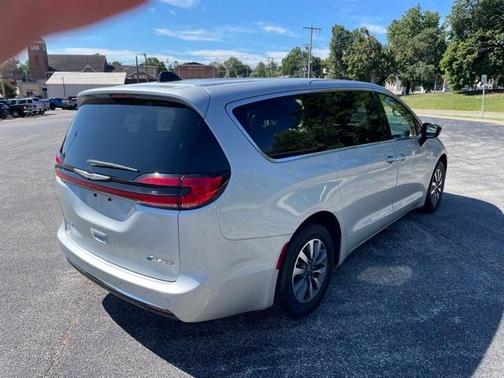 2024 Chrysler Pacifica Hybrid Select