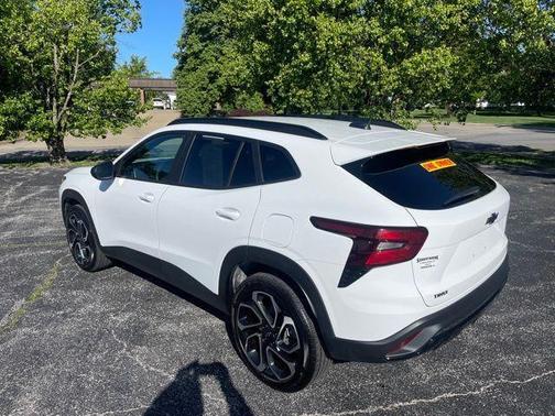 Summit White 2025 Chevrolet Trax 2RS