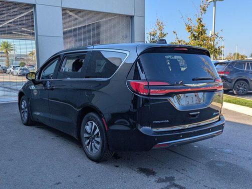 2024 Chrysler Pacifica Hybrid Select