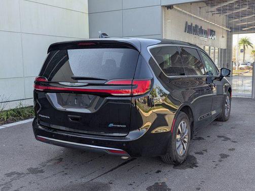 2024 Chrysler Pacifica Hybrid Select
