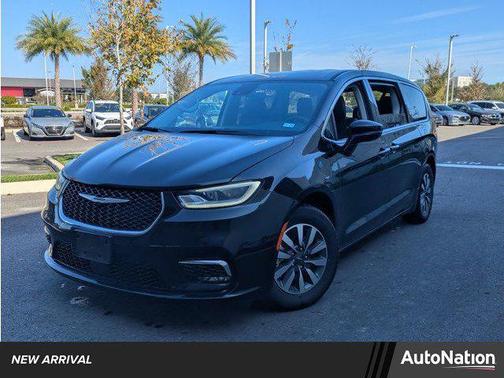 2024 Chrysler Pacifica Hybrid Select