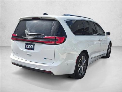 Bright White Clearcoat 2024 Chrysler Pacifica L