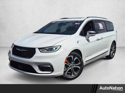 Bright White Clearcoat 2024 Chrysler Pacifica L