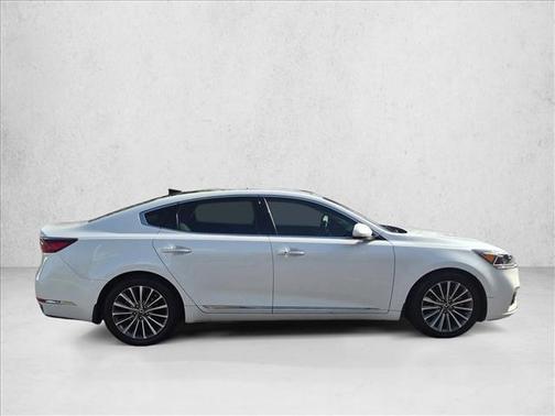Snow White Pearl 2017 Kia Cadenza Technology