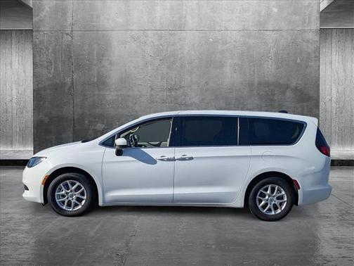 2022 Chrysler Voyager LX