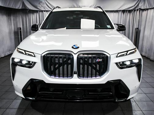 2023 BMW X7 M60i