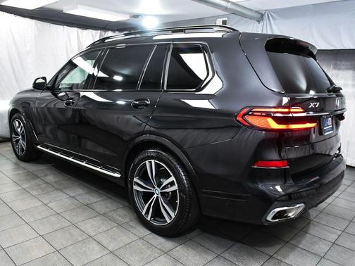 Black Sapphire Metallic 2023 BMW X7 xDrive40i
