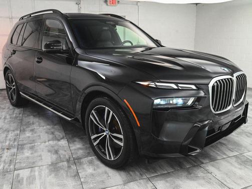 Black Sapphire Metallic 2023 BMW X7 xDrive40i