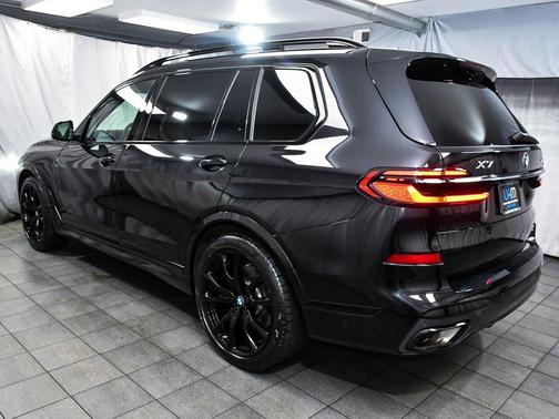 Black Sapphire Metallic 2023 BMW X7 xDrive40i