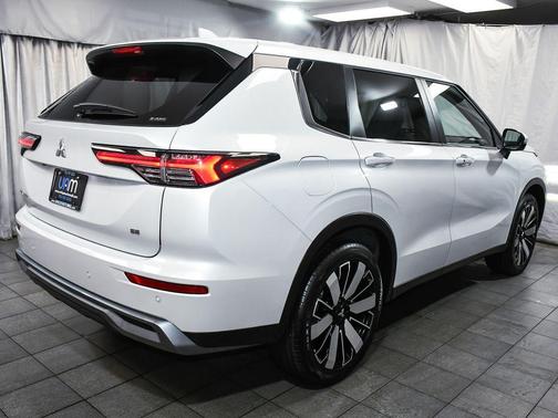 White Diamond 2025 Mitsubishi Outlander SE 2.5 S-AWC