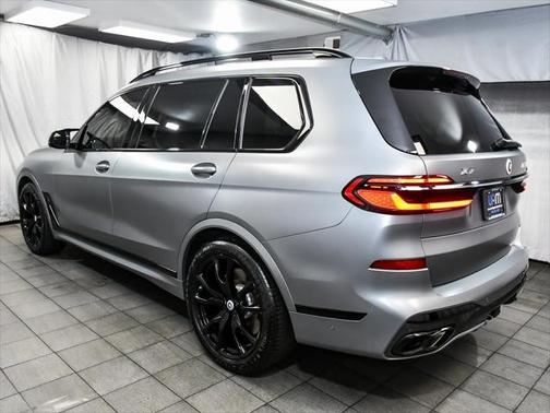 2023 BMW X7 M60i