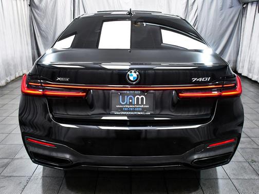 Black Sapphire Metallic 2022 BMW 740 i xDrive