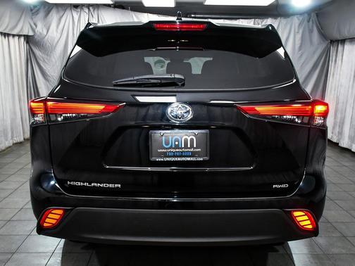 Midnight Black Metallic 2020 Toyota Highlander L
